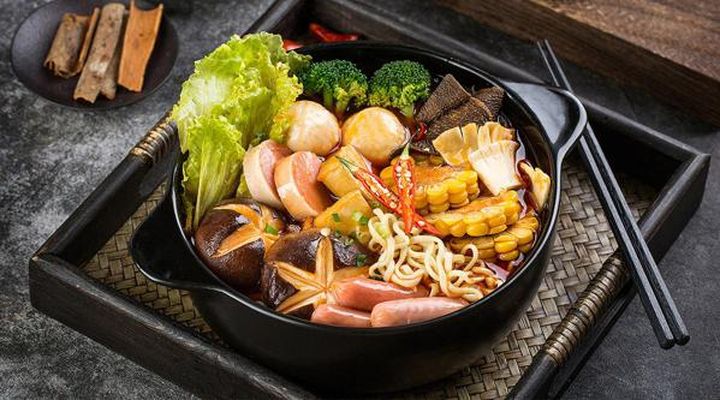 Top 10 Chinese Foods That Foreigners Love Most-Spicy Hot Pot