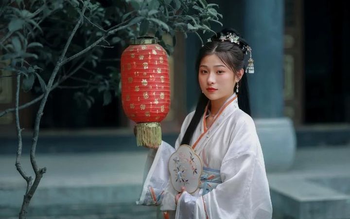 Exploring Chinese Hanfu: History, Styles, Significance & Resurgence